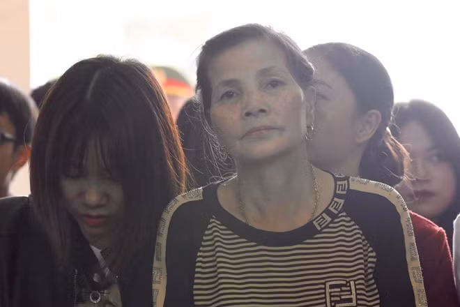 Mẹ của Khá "Bảnh" có mặt tại tòa từ rất sớm.