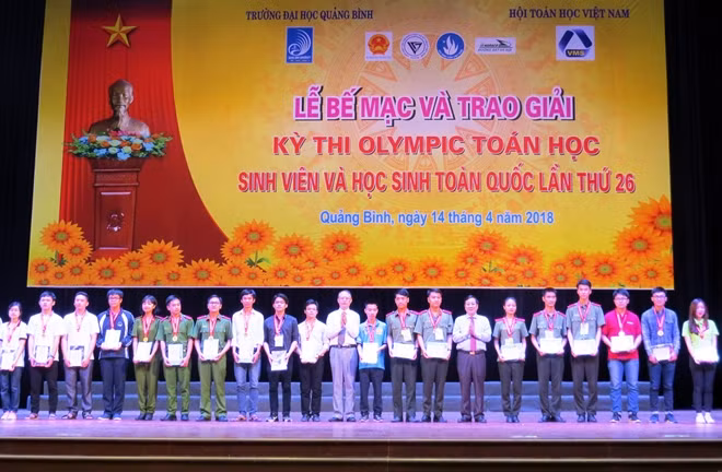 Ban tổ chức trao Huy chương vàng môn Đại số cho các cá nhân xuất sắc