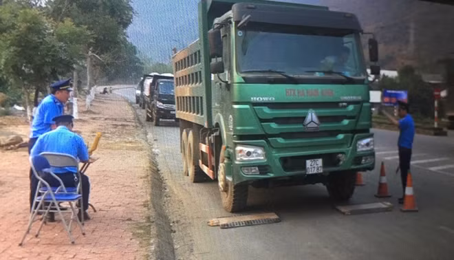 Lực lượng chức năng kiểm tra tải trọng xe.