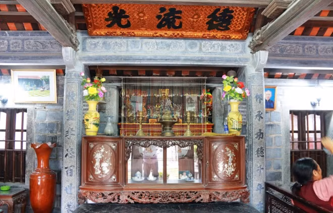 Toàn bộ công trình từ khung nhà, tường vách, sân, ngõ, bình phong, sập gụ… được làm từ đá xanh. Bà Long cho hay, để có đủ đá xây dựng ngôi nhà này, các cụ xưa mất 2 năm đào đá núi, sau đó mang về đục đẽo thủ công.