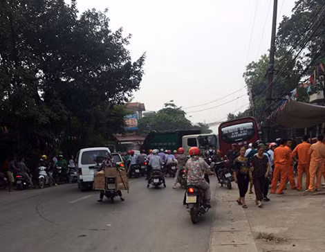 Xe rác hung thần tông vào xe tải và xe khách. Ảnh: Tuan Manh. Xe rác hung thần tông vào xe tải và xe khách. Ảnh: Tuan Manh.