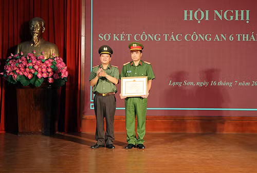 Đại tá Triệu Tuấn Hải - Phó Giám đốc Công an tỉnh trao tặng Bằng khen của Bộ trưởng Bộ Nông nghiệp và phát triển nông thôn cho tập thể Phòng PC05