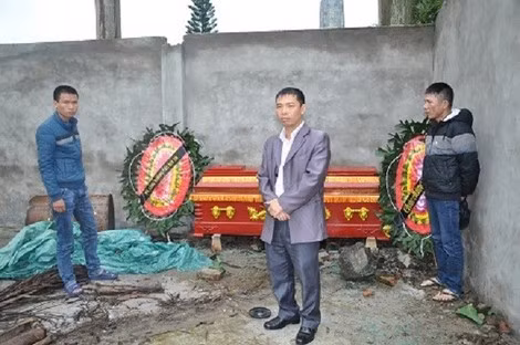 Một vụ đòi nợ thuê bằng quan tài tại Hải Dương.