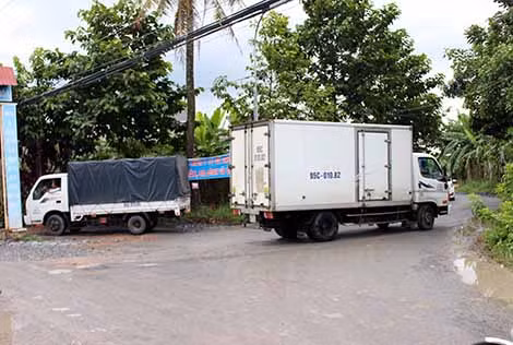 Mỗi ngày có cả ngàn ô tô các loại chạy vào các tuyến đường nông thôn để “né” trạm thu phí.