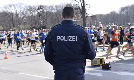 Cảnh sát Đức bảo vệ giải chạy bán marathon ở Berlin.