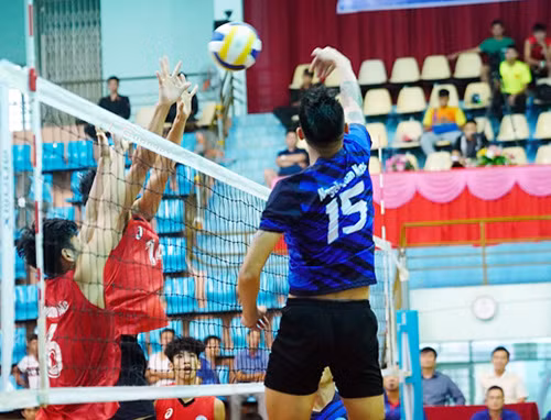 Đội bóng chuyền nam Đắk Lắk (áo xanh) phải giải thể do đơn vị chủ quản gặp khó về nguồn kinh phí duy trì đội.