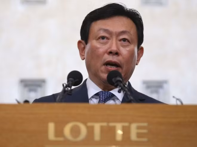 Chủ tịch Tập đoàn Lotte Shin Dong-bin. Chủ tịch Tập đoàn Lotte Shin Dong-bin.