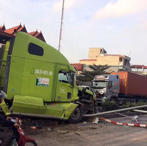 Vụ tai nạn xe container cách đó 100m. Ảnh: Nguyễn Văn Hải.