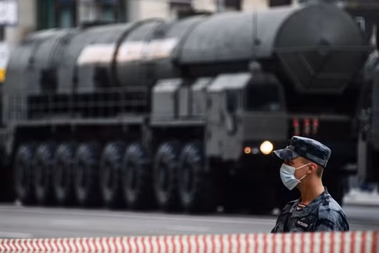 Một binh sĩ Nga đứng gần hệ thống tên lửa đạn đạo xuyên lục địa Yars ở Moscow hôm 9-5-2020. ảnh: AP. Một binh sĩ Nga đứng gần hệ thống tên lửa đạn đạo xuyên lục địa Yars ở Moscow hôm 9-5-2020. ảnh: AP.