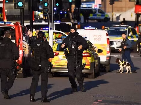 Cảnh sát Anh làm nhiệm vụ tại hiện trường vụ tấn công bằng dao ở cầu London hồi tháng 11-2019.