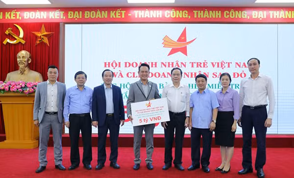 Đồng chí Trần Thanh Mẫn tiếp nhận 5 tỷ đồng từ Hội doanh nhân trẻ Việt Nam và CLB doanh nhân trẻ Sao Đỏ Đồng chí Trần Thanh Mẫn tiếp nhận 5 tỷ đồng từ Hội doanh nhân trẻ Việt Nam và CLB doanh nhân trẻ Sao Đỏ