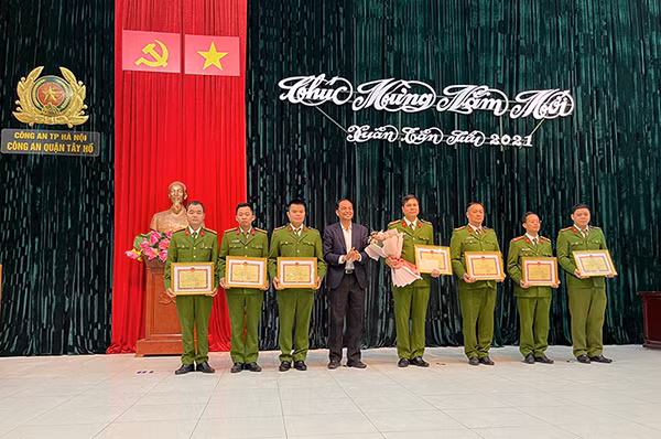 Lãnh đạo quận Tây Hồ khen thưởng cho các cá nhân, tập thể có thành tích xuất sắc trong điều tra, khám phá vụ việc sàm sỡ phụ nữ nước ngoài. Lãnh đạo quận Tây Hồ khen thưởng cho các cá nhân, tập thể có thành tích xuất sắc trong điều tra, khám phá vụ việc sàm sỡ phụ nữ nước ngoài.