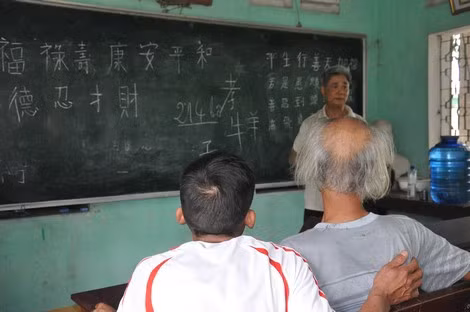 Dù nắng hay mưa, lớp học này vẫn diễn ra đều đặn. Dù nắng hay mưa, lớp học này vẫn diễn ra đều đặn.