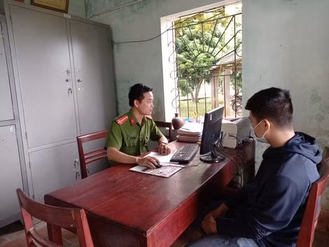 Công an xã Quang Húc, huyện Tam Nông giải quyết thủ tục hành chính cho người dân.