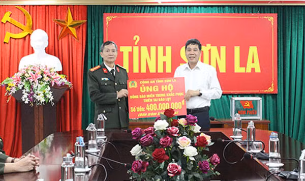 Công an tỉnh Sơn La trao số tiền hơn 400 triệu đồng cho Ủy ban MTTQVN tỉnh