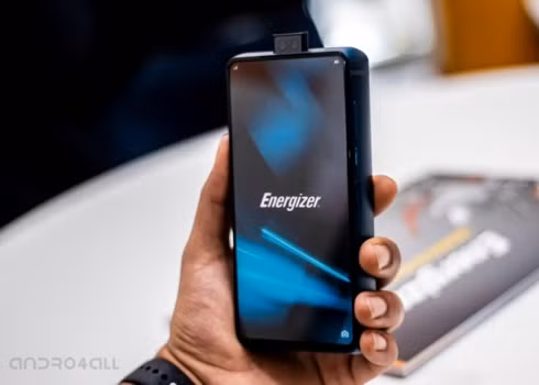 Camera lồi lên của chiếc Energizer Power Max P18K Pop.