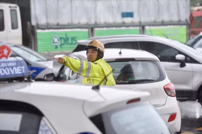 Lực lượng CSGT chật vật điều tiết giao thông, giải tỏa ùn tắc trong cơn mưa ngày một nặng hạt của Hà Nội.
