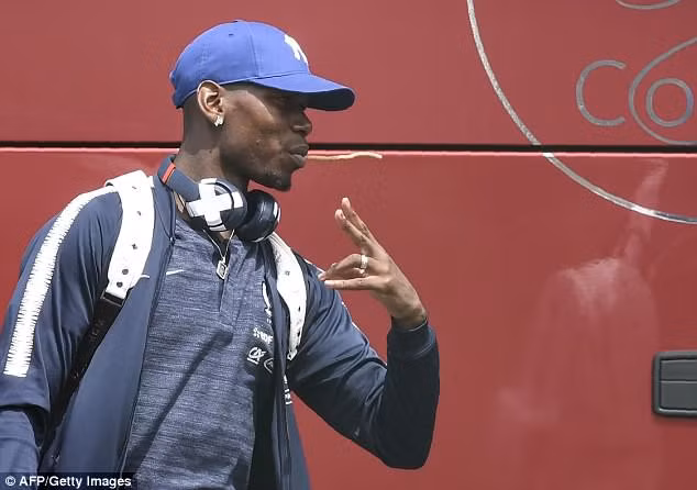 Tinh thần thoải mái, phấn khởi, Paul Pogba tạo dấu hiệu "chiến thắng" khi nhận thấy ống kính phóng viên hướng về mình và các đồng đội.