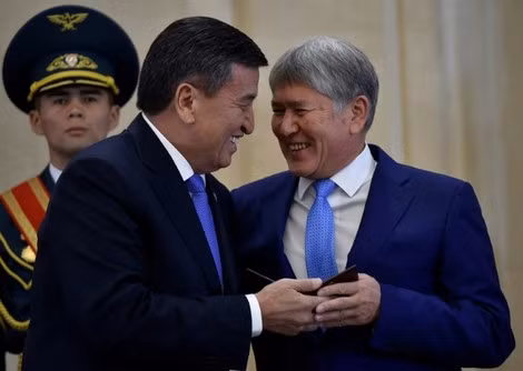 Tổng thống đương nhiệm Jeenbekov (trái) và cựu Tổng thống Atambayev khi còn là đồng minh thân cận.