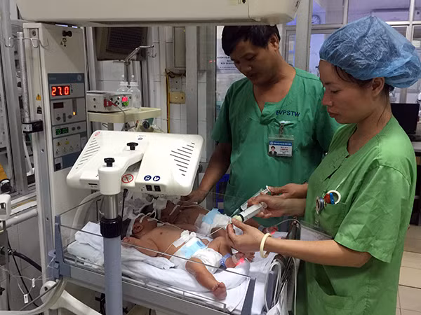 Tiến sĩ, Bác sĩ Lê Minh Trác tự tay chăm sóc các cháu bé sinh non được điều trị tại đây.