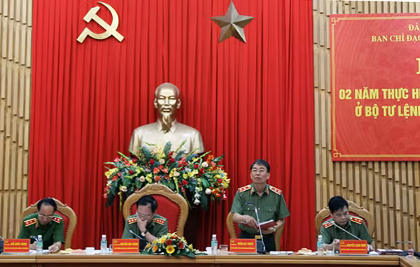 Trung tướng Trần Bá Thiều điều hành thảo luận tại Hội thảo.