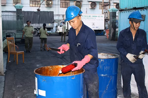 Ruợu giả do QLTT thu giữ đem tiêu hủy.