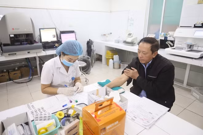 Cán bộ Trung tâm lấy mẫu xét nghiệm cho bệnh nhân.