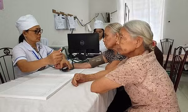 Thăm khám cho người dân tại trạm y tế