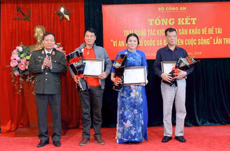 Ba tác giả vinh dự nhận giải B của Trại sáng tác kịch bản sân khấu về đề tài “Vì an ninh Tổ quốc và bình yên cuộc sống” năm 2019.