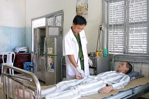 Trung tá - BS Nguyễn Quang Ánh thăm khám cho bệnh nhân.
