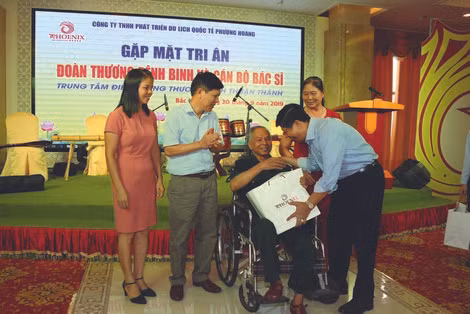 Ông Nguyễn Văn Hùng, Chủ tịch Công ty Phượng Hoàng tặng quà thương binh Trung tâm Ðiều dưỡng thương binh Thuận Thành.