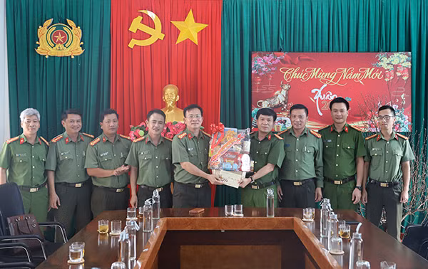 Đại tá Hồ Văn Mười, Giám đốc Công an tỉnh Đắk Nông tặng quà, chúc Tết CBCS Công an Thành phố Gia Nghĩa. Đại tá Hồ Văn Mười, Giám đốc Công an tỉnh Đắk Nông tặng quà, chúc Tết CBCS Công an Thành phố Gia Nghĩa.
