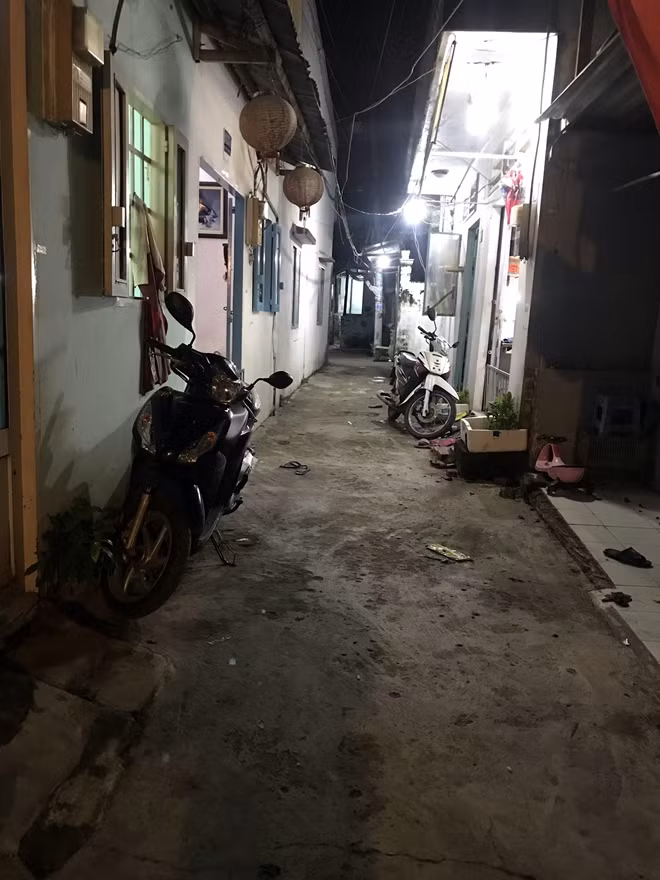 Dãy trọ bà Tâm cùng hai con ẩn mình sau những tháng ngày giông bão.