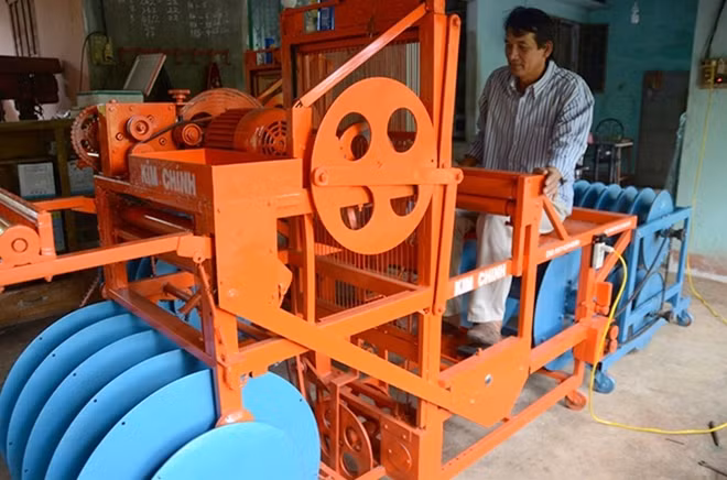 Ông Chính bên chiếc máy dệt thảm chùi chân.
