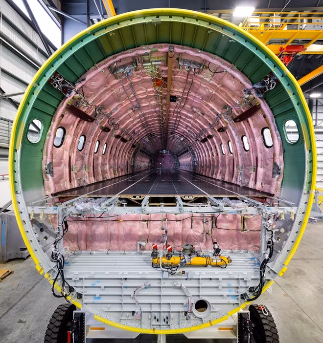 Một phần khoang hành khách của Airbus 321 trước khi tiến hành lắp đặt.