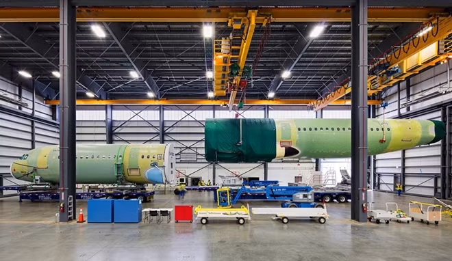 Trong ảnh là một chiếc Airbus 321 đang được lắp ráp tại nhà máy tại thành phố Mobile, bang Alabama, Mỹ với nhiều bộ phận được vận chuyển từ nhiều nhà máy sản xuất của Airbus tại Hamburg (Đức), Saint-Nazaire (Pháp) về đây để lắp ráp.