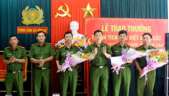 Thiếu tá Hồ Xuân Thành cùng Ban chuyên án nhận thưởng vụ án tìm ra hung thủ giết người tại vườn hoa Cửa Nam.