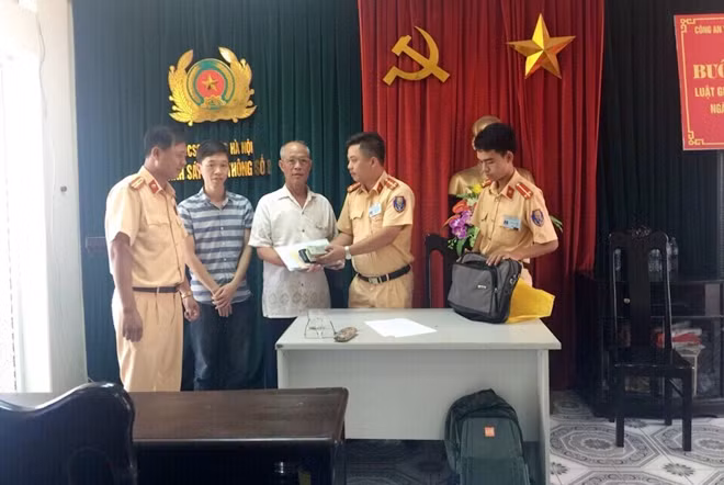 Ông Hạnh nhận lại tài sản từ lực lượng CSGT.