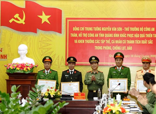 Thứ trưởng Nguyễn Văn Sơn trao tặng Bằng khen của lãnh đạo Bộ Công an cho tập thể, cá nhân Công an Quảng Bình xuất sắc trong phòng chống lũ lụt vừa qua