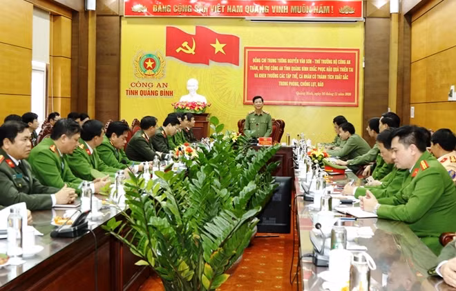Thứ trưởng Nguyễn Văn Sơn và Đoàn công tác làm việc với CBCS Công an Quảng Bình.