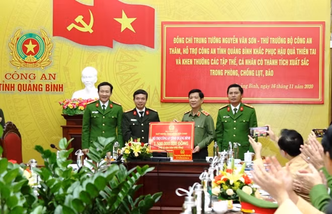 Thứ trưởng Nguyễn Văn Sơn thay mặt lãnh đạo Bộ Công an trao hỗ trợ CBCS Công an Quảng Bình 1,5 tỷ đồng khắc phục hậu quả lũ lụt
