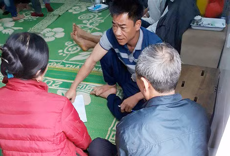 "Bác sĩ" Thành đang hứa hẹn với các bệnh nhân.