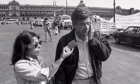 Cô Regina phỏng vấn tổng thống đương nhiệm của Mexico, ông Andres Manuel Lopez Obrador, năm 1992.