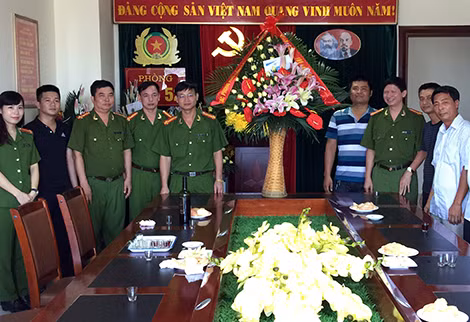 Cán bộ, chiến sĩ Phòng PC52, Công an tỉnh Quảng Ninh kỉ niệm 6 năm thành lập. Cán bộ, chiến sĩ Phòng PC52, Công an tỉnh Quảng Ninh kỉ niệm 6 năm thành lập.