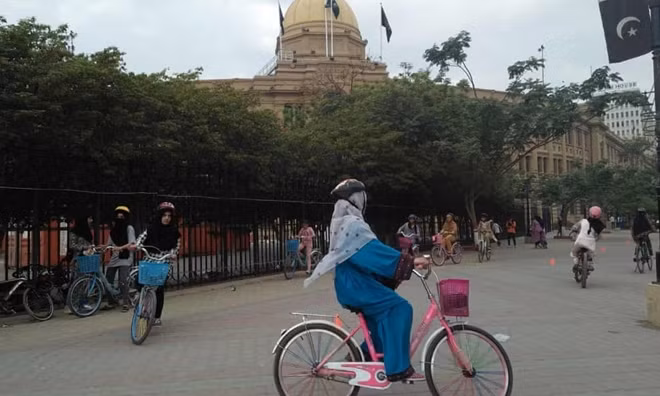 Ngày càng nhiều cô gái trẻ ở Pakistan đạp xe trên phố vào những buổi sáng cuối tuần.