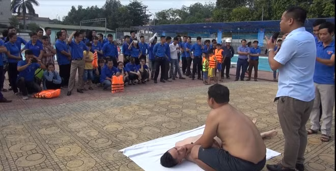 Một buổi dạy phương pháp cấp cứu cho người bị đuối nước.