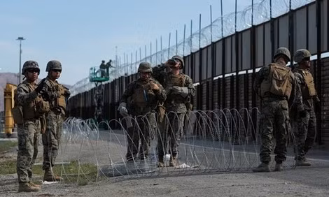 Binh sĩ thủy quân lục chiến Mỹ rải dây thép gai dọc hàng rào biên giới với Mexico ở San Diego hồi tháng 11- 2018.