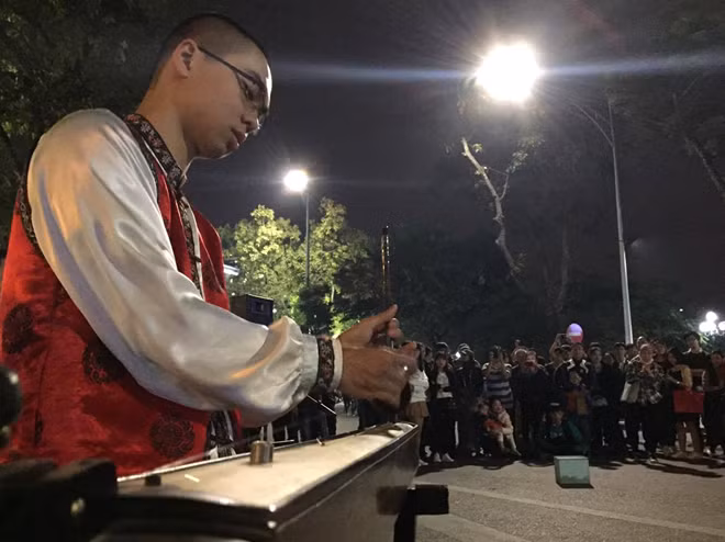 Khán giả lắng nghe âm thanh những cây đàn dân tộc.