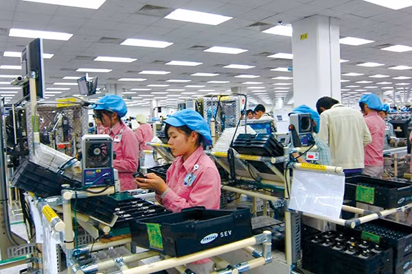 Người lao động cần phải được đãi ngộ xứng đáng với công sức bỏ ra làm thêm giờ.