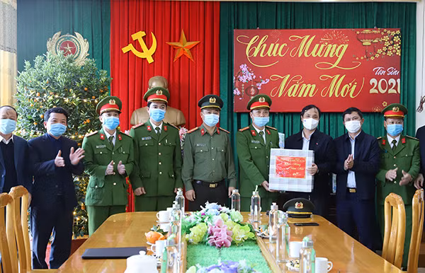 Đồng chí Hoàng Trung Dũng - Ủy viên BCH TƯ Đảng, Bí thư Tỉnh ủy kiểm tra và tặng quà tại Công an TX Kỳ Anh